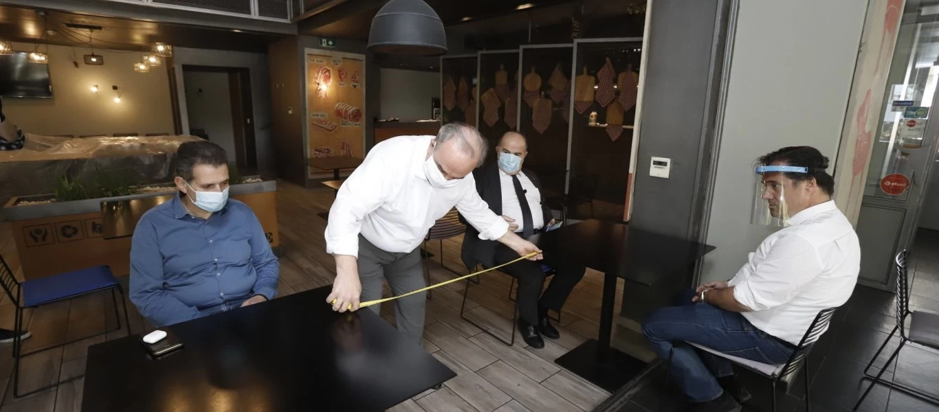 Φόρεσε ασπίδα προσώπου και πήγε για αυτοψία σε εστιατόρια ο Α.Γεωργιάδης - Με... μεζούρα στο χέρι ο Ν.Παπαθανάσης (φώτο)